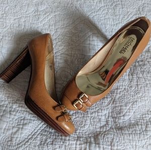 Michael Kors Camel pumps
